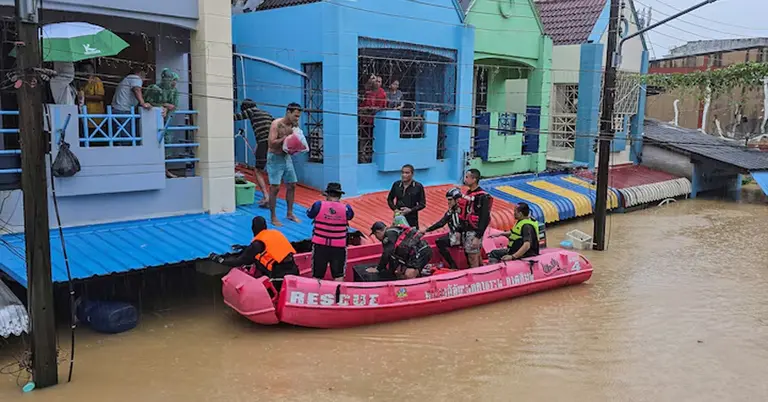 বন্যায় আটকে পড়া অধিবাসীদের সহায়তা